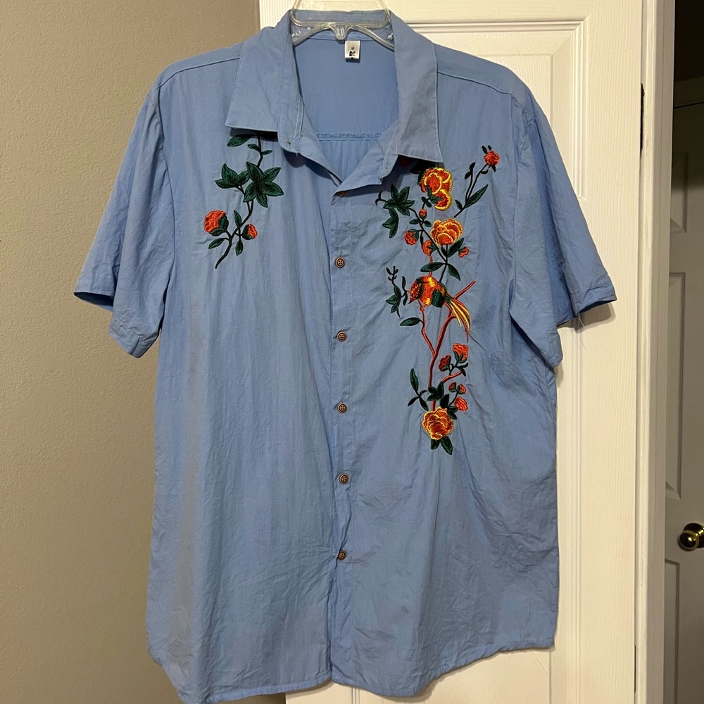 NWOT Men’s Floral Embroidered Button Down Short Sleeve Shirt